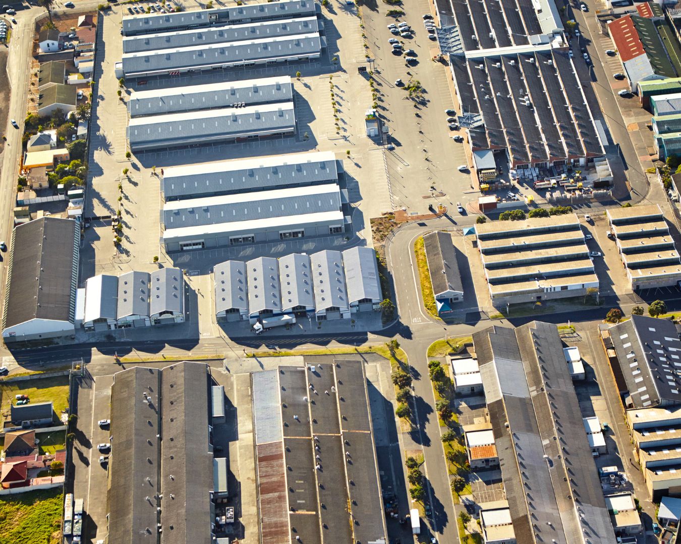 Vista aérea de un polígono industrial que refleja la actividad manufacturera clave en la economía de la eurozona.