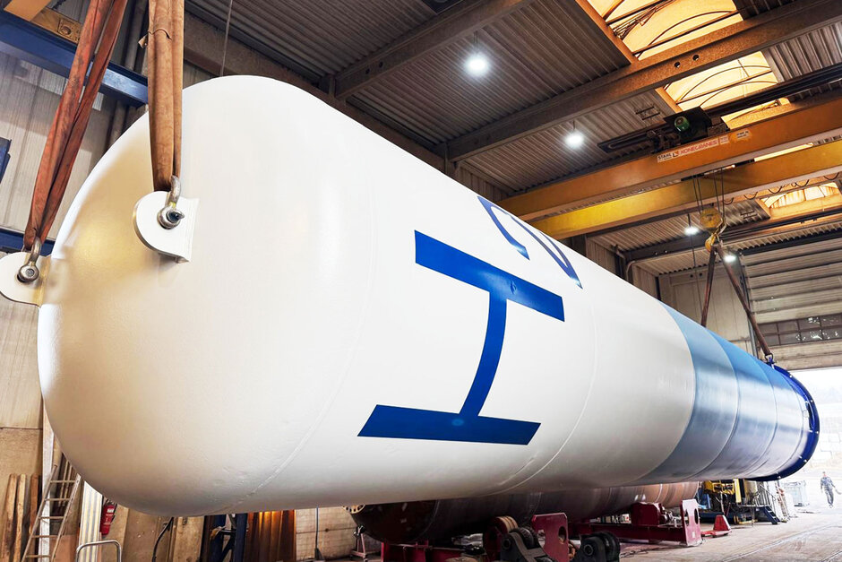 Tanque industrial de almacenamiento de hidrógeno en una planta de producción energética