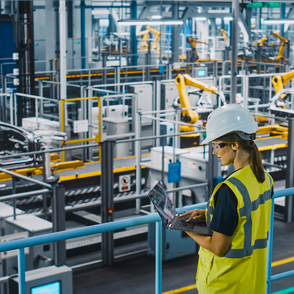 Red de comunicación Ethernet industrial conectando máquinas en una planta de producción.